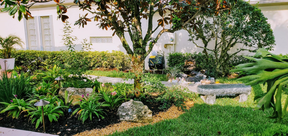 Foto de jardín contemporáneo pequeño en patio con fuente, exposición parcial al sol y adoquines de piedra natural