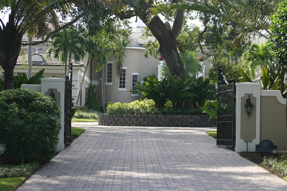 Immagine di un grande vialetto d'ingresso tropicale esposto a mezz'ombra davanti casa in estate con pavimentazioni in mattoni