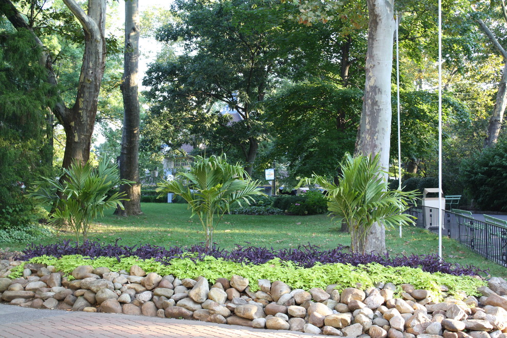 Foto di un grande giardino formale tropicale esposto a mezz'ombra dietro casa con un ingresso o sentiero e pacciame