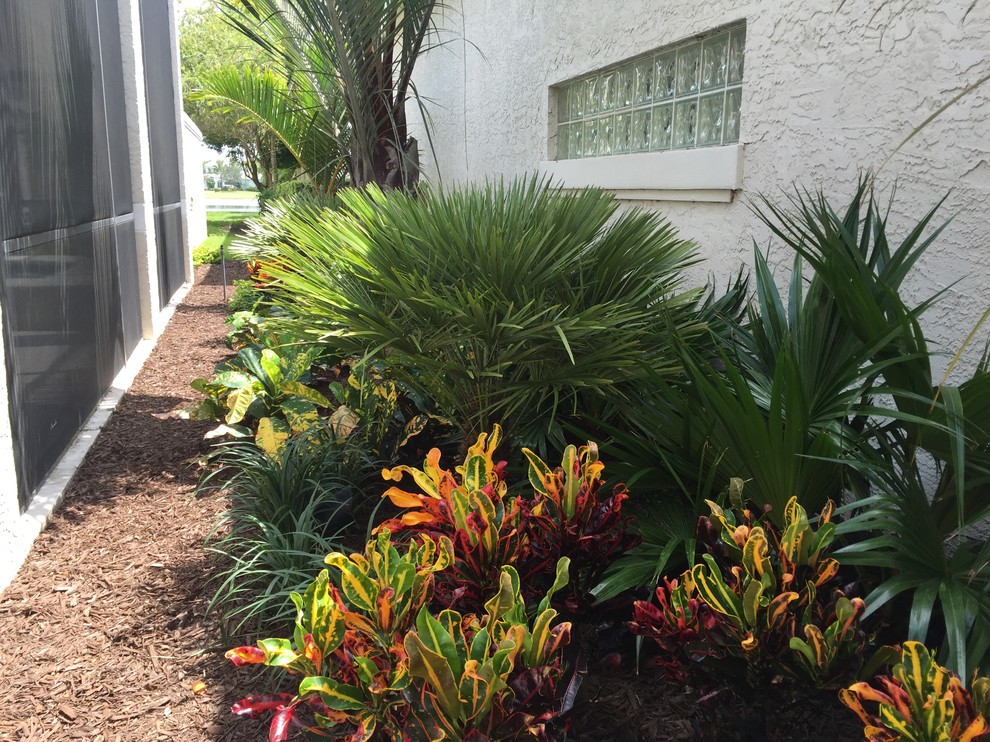 Geometrischer, Großer Gartenweg hinter dem Haus mit direkter Sonneneinstrahlung in Orlando