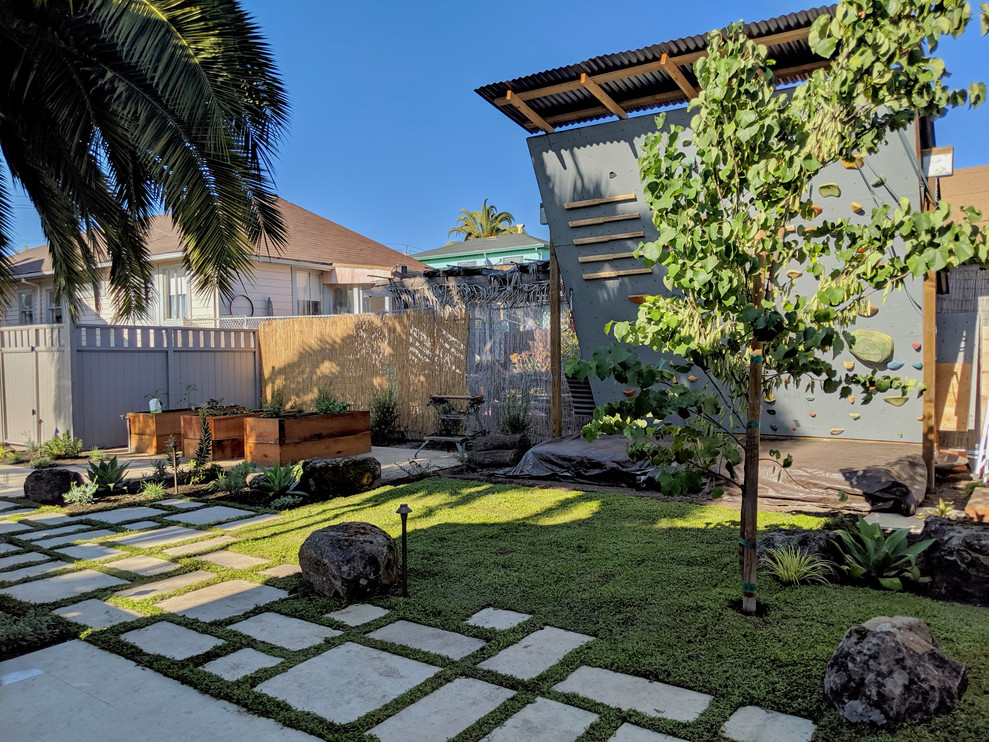 Design ideas for a mid-sized contemporary drought-tolerant, rock and partial sun backyard concrete paver landscaping in San Francisco for summer.
