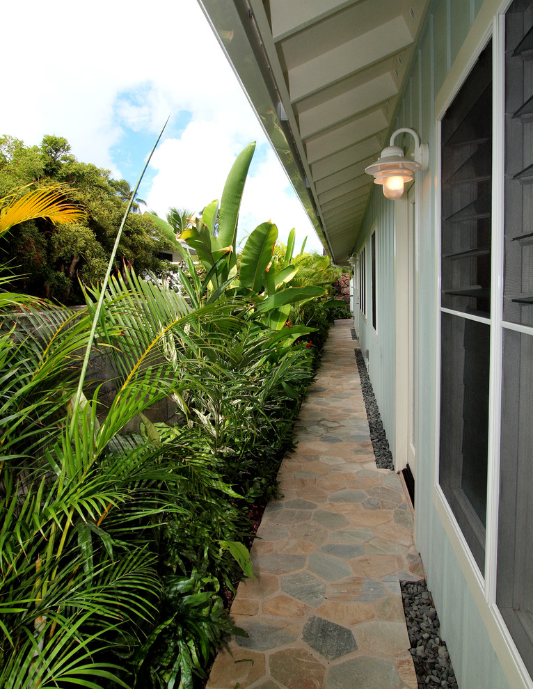ハワイにあるトロピカルスタイルのおしゃれな庭の写真