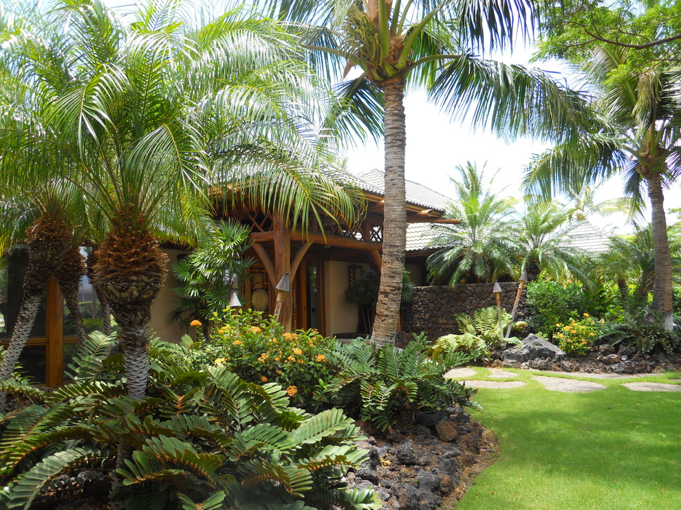 Imagen de jardín exótico de tamaño medio en patio delantero con exposición parcial al sol y adoquines de piedra natural