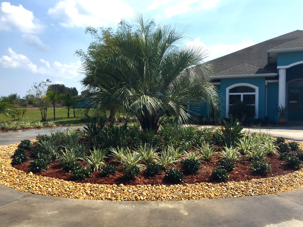 Inspiration for a mid-sized traditional partial sun landscaping in Orlando.