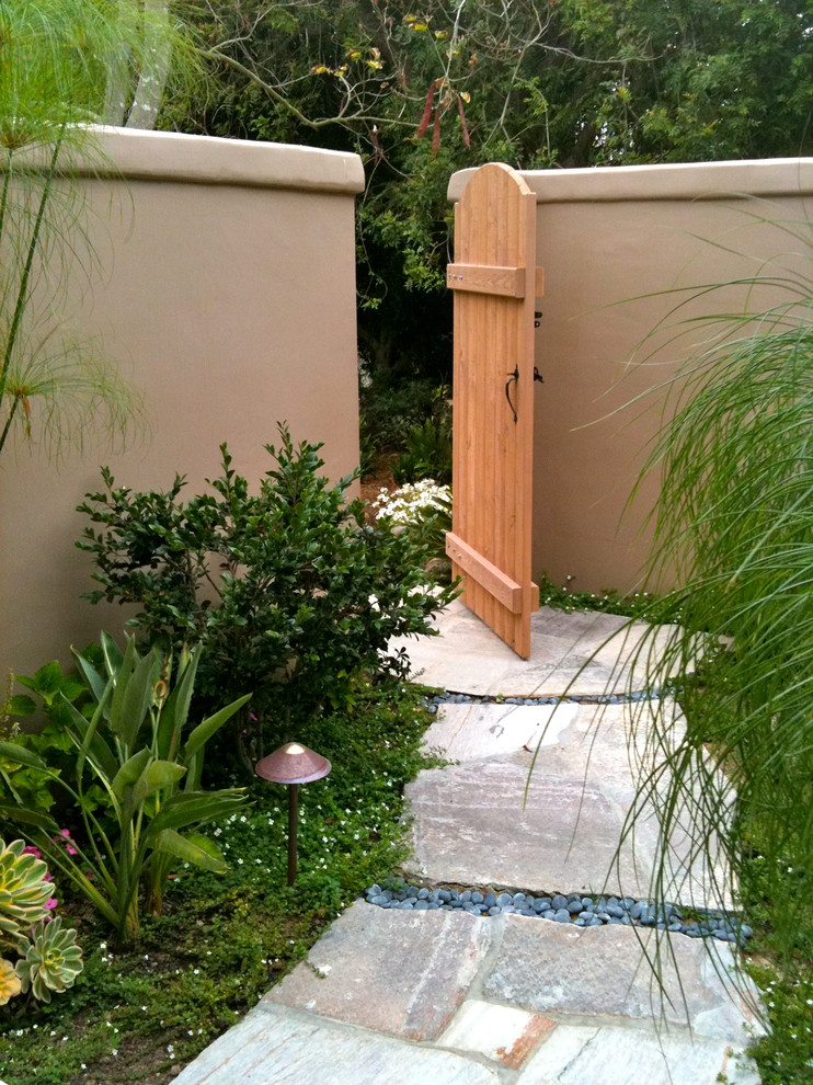 Пример оригинального дизайна: участок и сад на заднем дворе в средиземноморском стиле с покрытием из каменной брусчатки