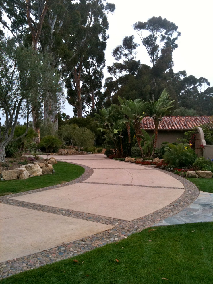 Идея дизайна: большой участок и сад на переднем дворе в средиземноморском стиле с подъездной дорогой и покрытием из каменной брусчатки