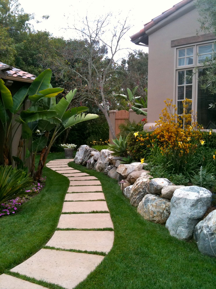 Halbschattiger Mediterraner Gartenweg neben dem Haus mit Betonboden in San Diego