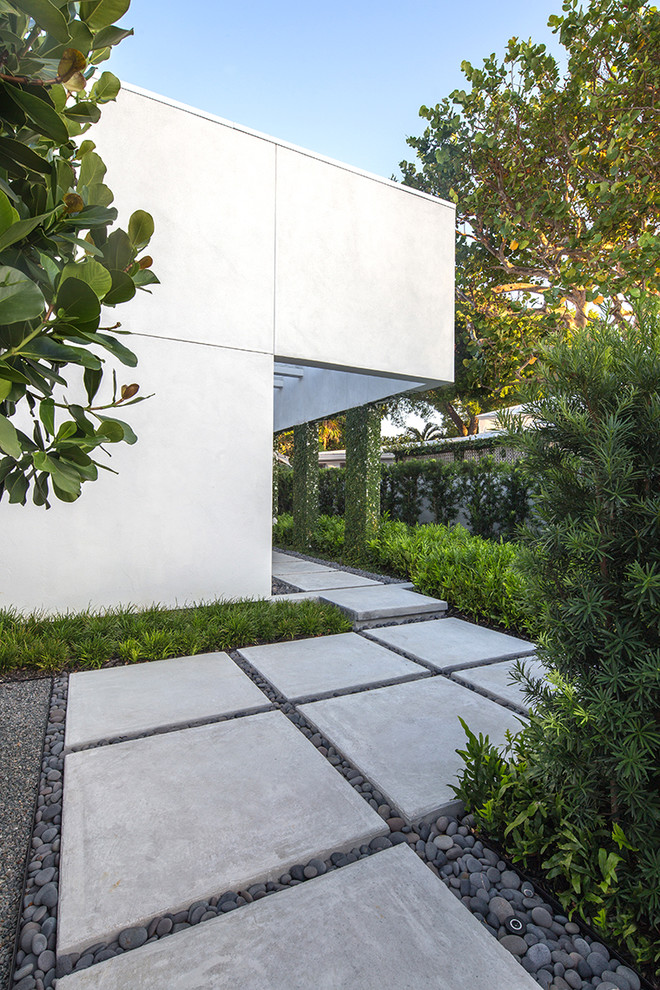 Kleiner Moderner Vorgarten mit direkter Sonneneinstrahlung und Betonboden in Miami
