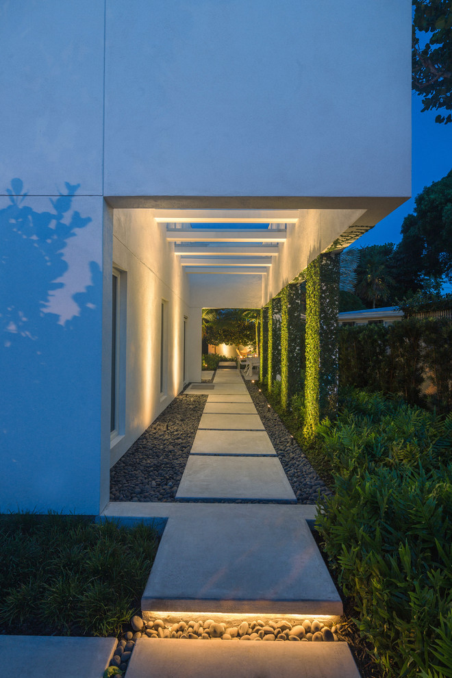 Kleiner Moderner Vorgarten mit direkter Sonneneinstrahlung in Miami