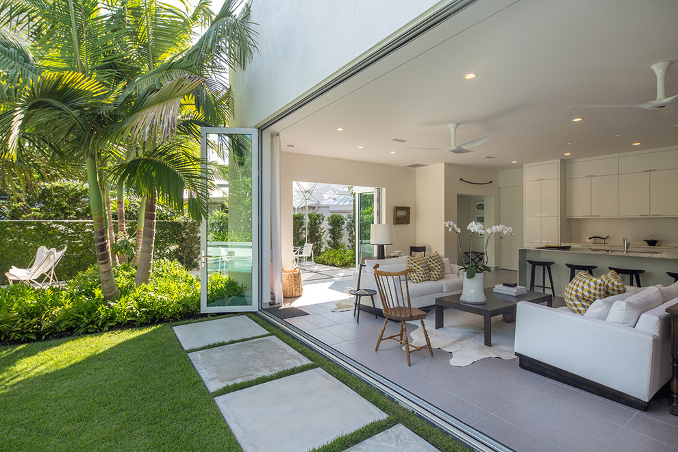 Foto di un piccolo giardino minimalista esposto in pieno sole dietro casa con pavimentazioni in cemento