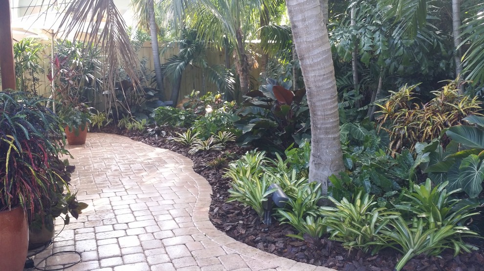 Inspiration for a world-inspired garden in Miami.