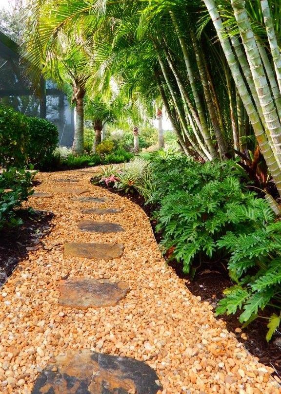 Mittelgroßer, Halbschattiger Garten neben dem Haus mit Natursteinplatten in Tampa