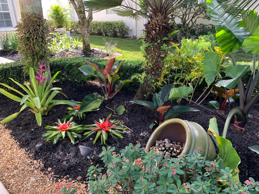 Design ideas for a small tropical front yard landscaping in Miami.