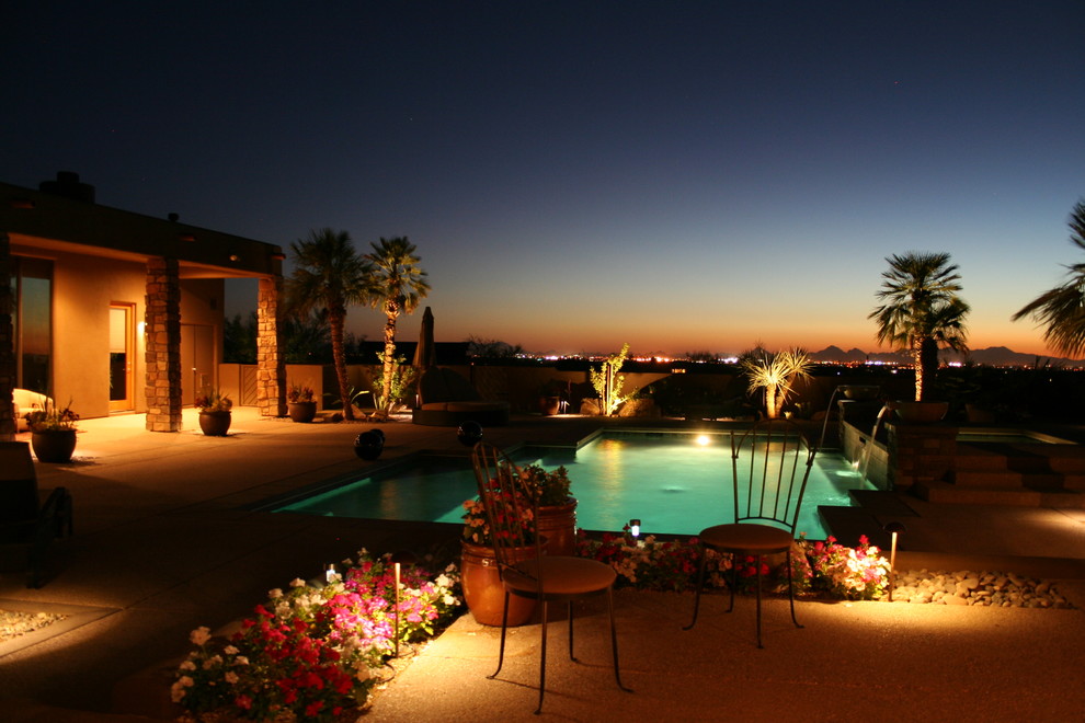 Immagine di un grande giardino xeriscape american style esposto in pieno sole dietro casa con fontane