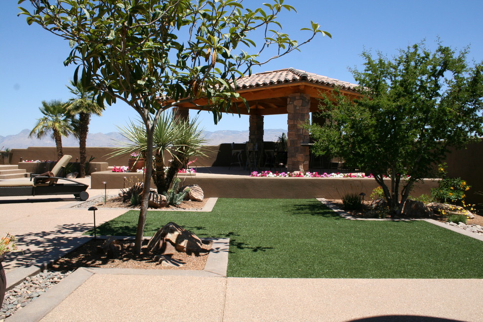 Diseño de jardín de secano de estilo americano grande en patio trasero con fuente y exposición total al sol