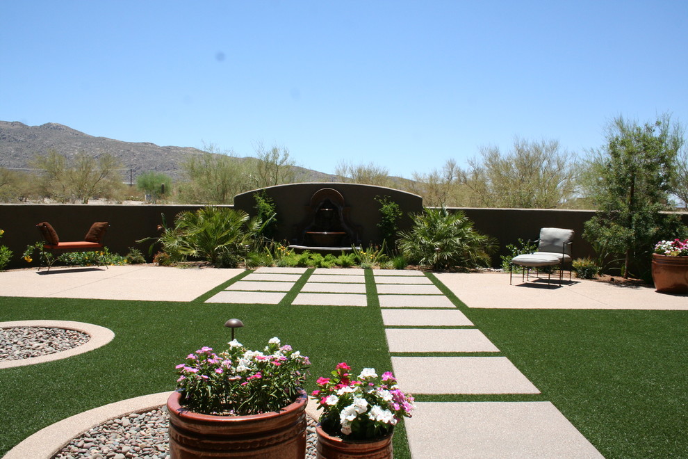 Immagine di un grande giardino xeriscape stile americano esposto in pieno sole dietro casa con fontane