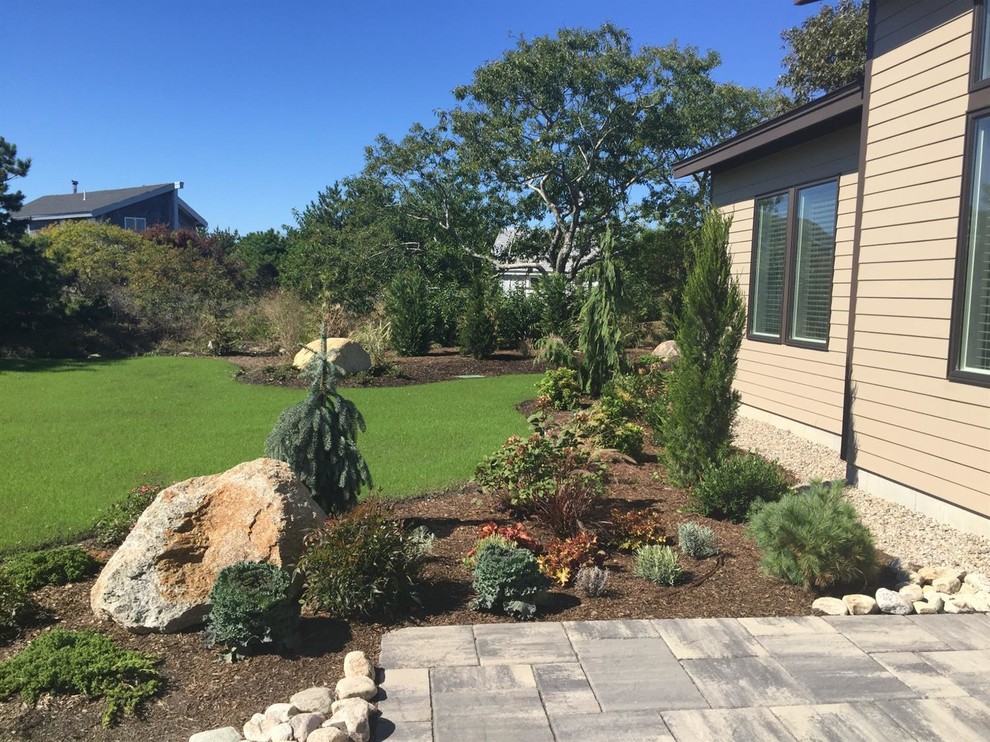 Aménagement d'un jardin arrière contemporain de taille moyenne avec une exposition ombragée et des pavés en pierre naturelle.