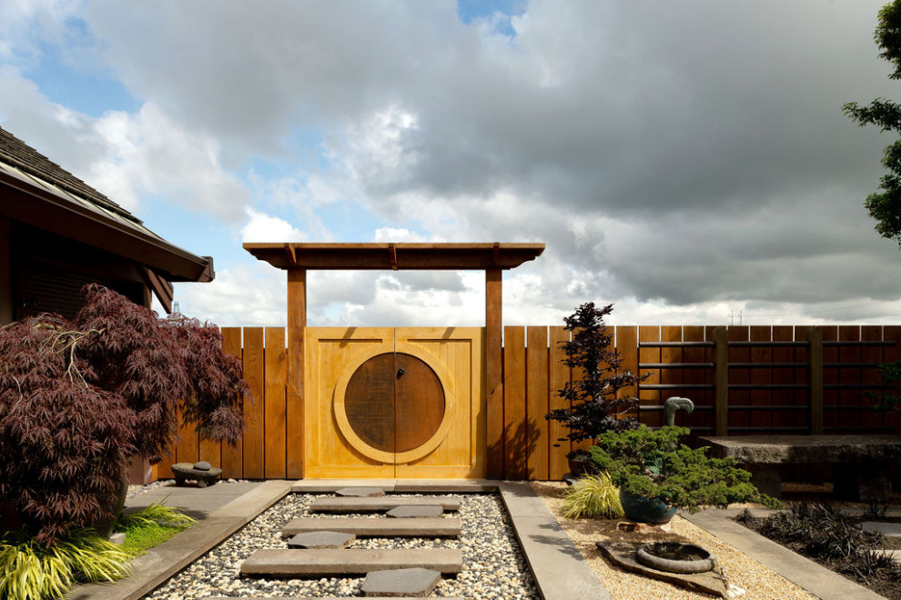 Foto de jardín de estilo zen grande en primavera en patio trasero con jardín francés, portón, exposición total al sol, adoquines de piedra natural y con madera
