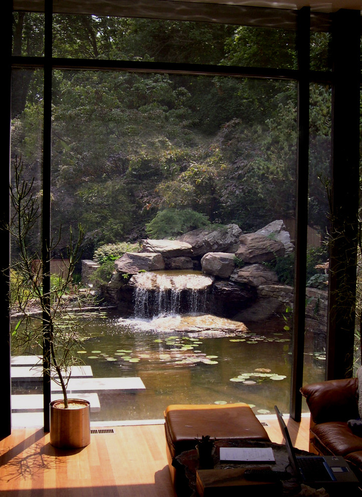 Cette photo montre un jardin arrière montagne de taille moyenne avec un bassin, une exposition partiellement ombragée et des pavés en béton.