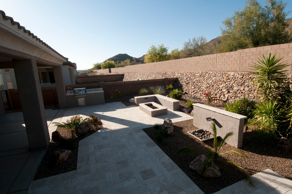 На фото: тенистый, летний засухоустойчивый сад среднего размера на заднем дворе в современном стиле с местом для костра и мощением клинкерной брусчаткой