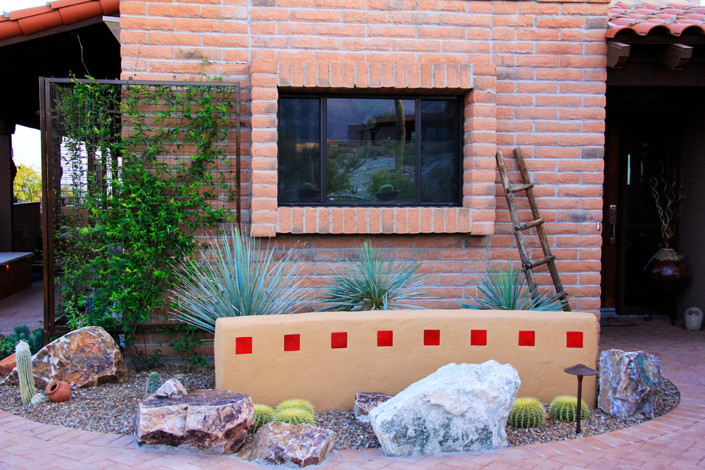Mittelgroßer Mediterraner Garten mit direkter Sonneneinstrahlung und Pflastersteinen in Phoenix