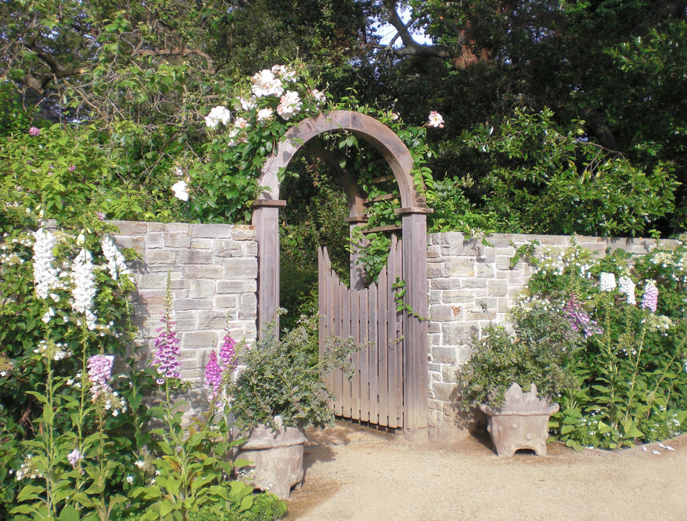 Inspiration för klassiska trädgårdar i delvis sol, med en trädgårdsgång