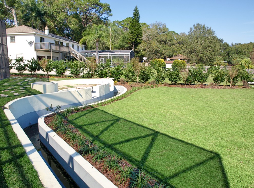 Esempio di un ampio giardino classico esposto in pieno sole dietro casa in estate con pavimentazioni in pietra naturale