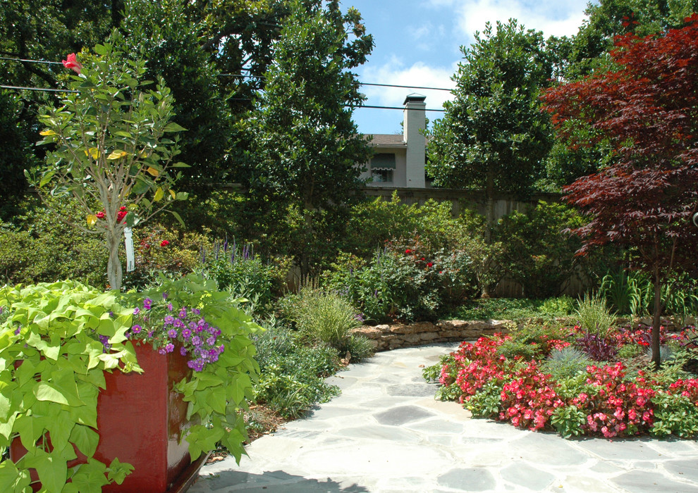 他の地域にある高級な広い、夏のトラディショナルスタイルのおしゃれな庭 (庭への小道、半日向、天然石敷き) の写真