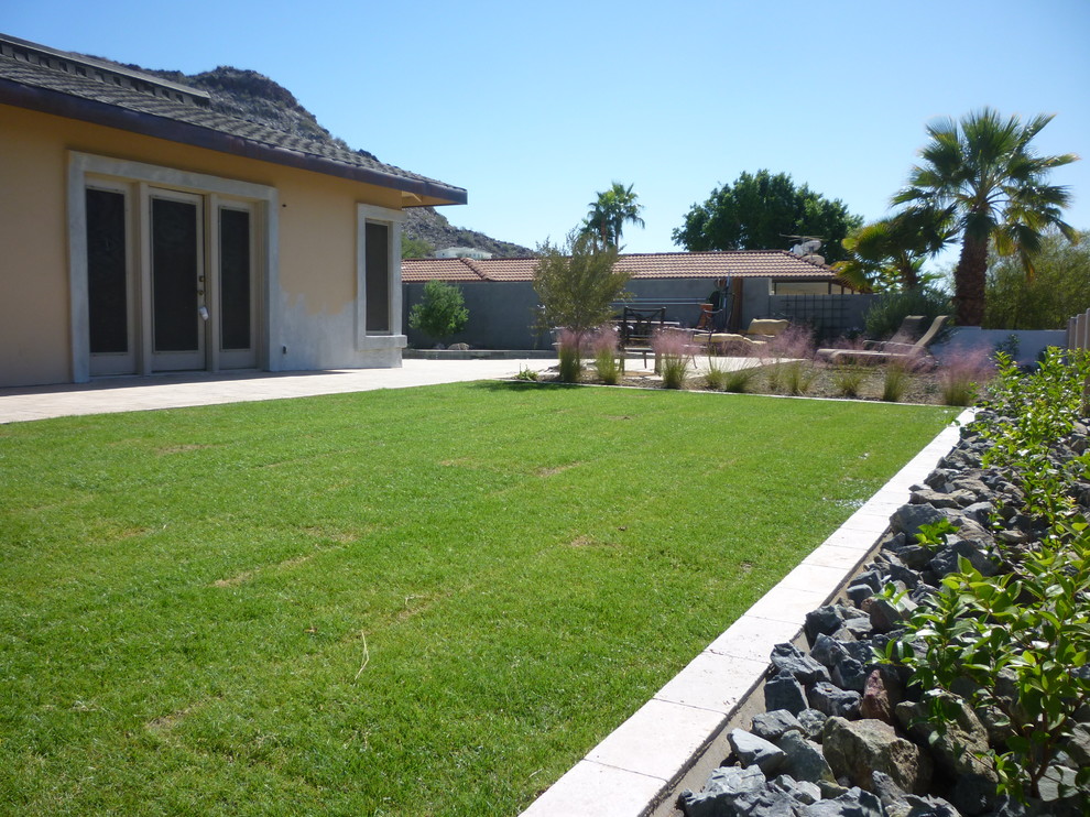 Turf Area Contemporary Landscape Phoenix by MTH Design Group