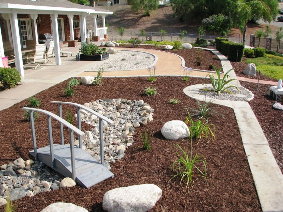 Design ideas for a large modern drought-tolerant and full sun front yard mulch garden path in Los Angeles for summer.