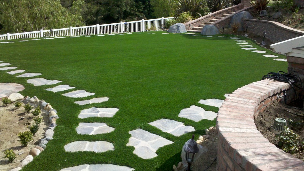 Ispirazione per un grande giardino xeriscape minimalista esposto in pieno sole dietro casa con un ingresso o sentiero e pavimentazioni in pietra naturale