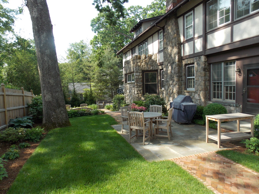 Стильный дизайн: тенистый, весенний участок и сад на заднем дворе в стиле кантри с мощением клинкерной брусчаткой - последний тренд
