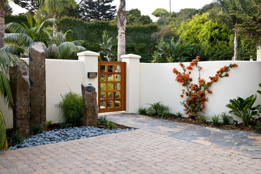 Mittelgroßer Garten neben dem Haus mit direkter Sonneneinstrahlung und Natursteinplatten in Santa Barbara