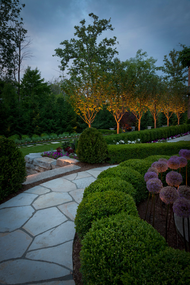 Immagine di un giardino chic con pavimentazioni in pietra naturale