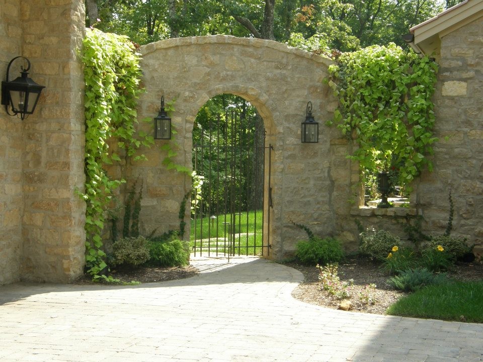 Пример оригинального дизайна: летний участок и сад на переднем дворе в средиземноморском стиле с подъездной дорогой, садовой дорожкой или калиткой и мощением клинкерной брусчаткой