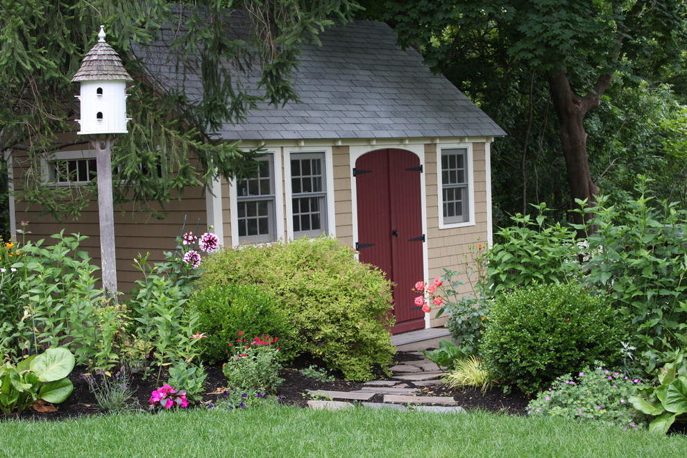 Стильный дизайн: большой солнечный, летний участок и сад на заднем дворе в классическом стиле с хорошей освещенностью и покрытием из каменной брусчатки - последний тренд