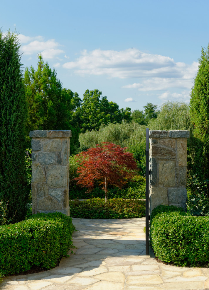 Свежая идея для дизайна: осенний участок и сад в классическом стиле - отличное фото интерьера