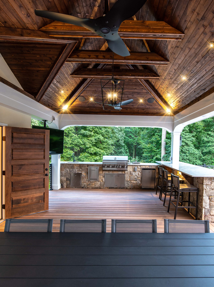 Idée de décoration pour un jardin arrière minimaliste avec un foyer extérieur et des pavés en pierre naturelle.