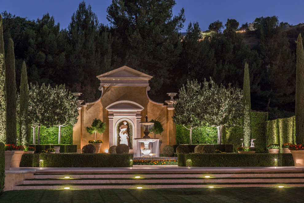 Geometrischer, Großer Mediterraner Garten hinter dem Haus mit Wasserspiel in Los Angeles
