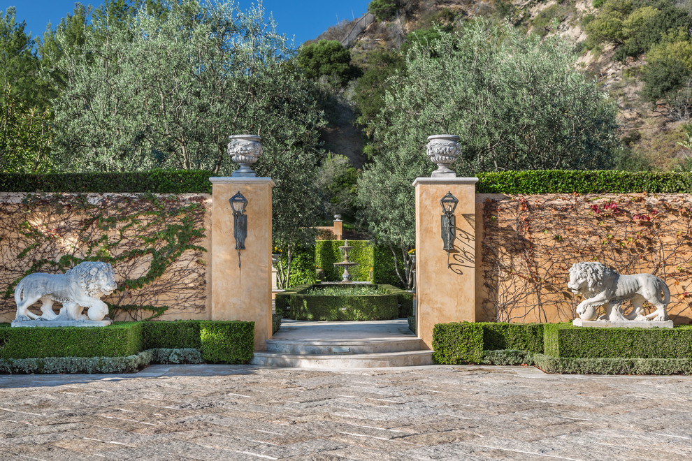 Esempio di un giardino formale mediterraneo in cortile con un ingresso o sentiero