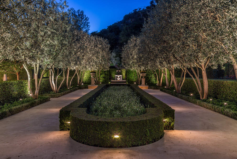 Großer, Geometrischer Mediterraner Garten hinter dem Haus in Los Angeles