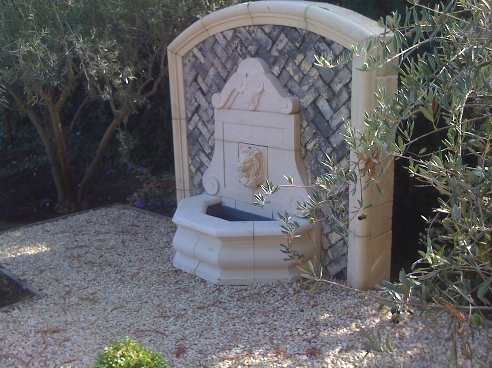 Ispirazione per un piccolo giardino formale mediterraneo esposto in pieno sole nel cortile laterale in estate con fontane e ghiaia