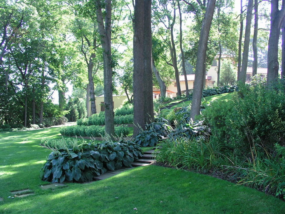 Immagine di un grande giardino mediterraneo in ombra in estate con un ingresso o sentiero, un pendio, una collina o una riva e pavimentazioni in pietra naturale