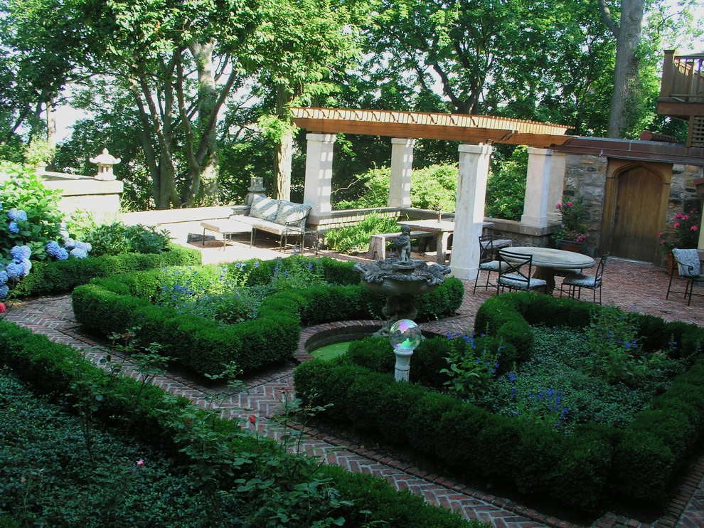 Immagine di un giardino formale mediterraneo in ombra di medie dimensioni e in cortile con pavimentazioni in mattoni