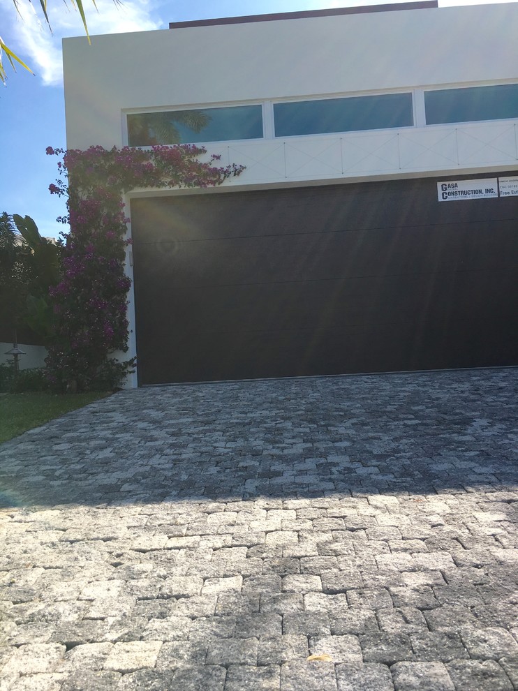 Ispirazione per un vialetto d'ingresso tropicale esposto a mezz'ombra di medie dimensioni e davanti casa con un ingresso o sentiero e pavimentazioni in cemento