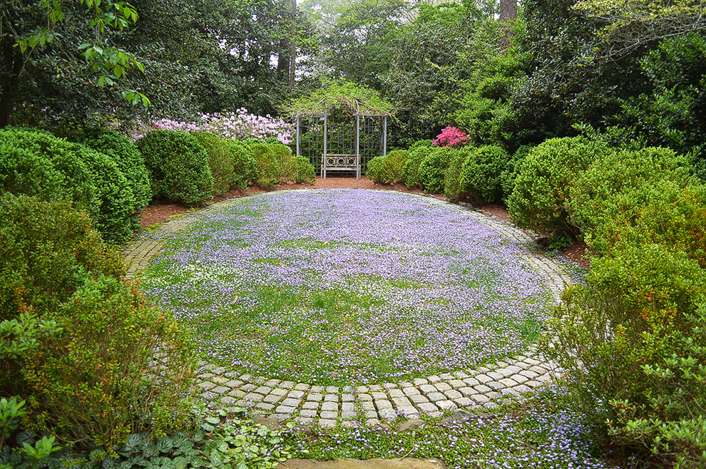Geometrischer, Halbschattiger Klassischer Garten hinter dem Haus in Atlanta
