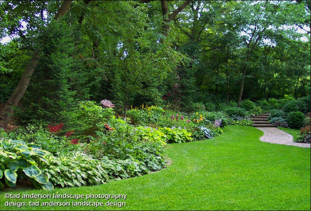 Schattiger Country Garten im Sommer, hinter dem Haus mit Betonboden in Minneapolis