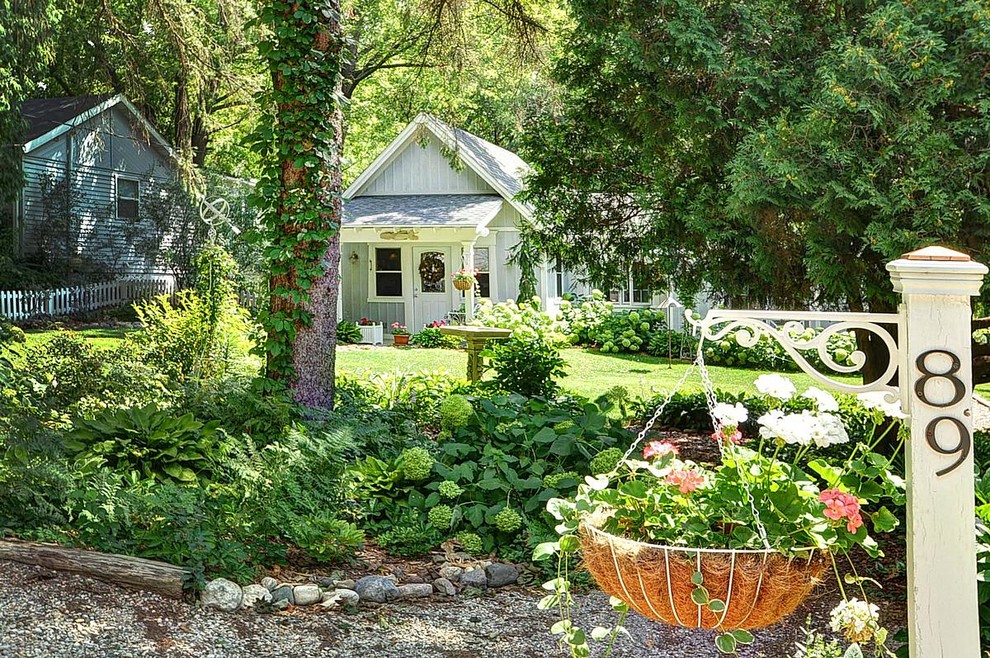 Foto di un piccolo giardino formale stile marinaro in ombra dietro casa in estate con pacciame