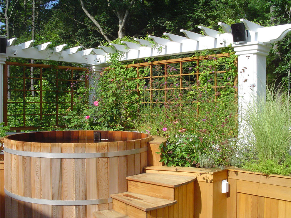 Design ideas for a traditional full sun landscaping in Boston.
