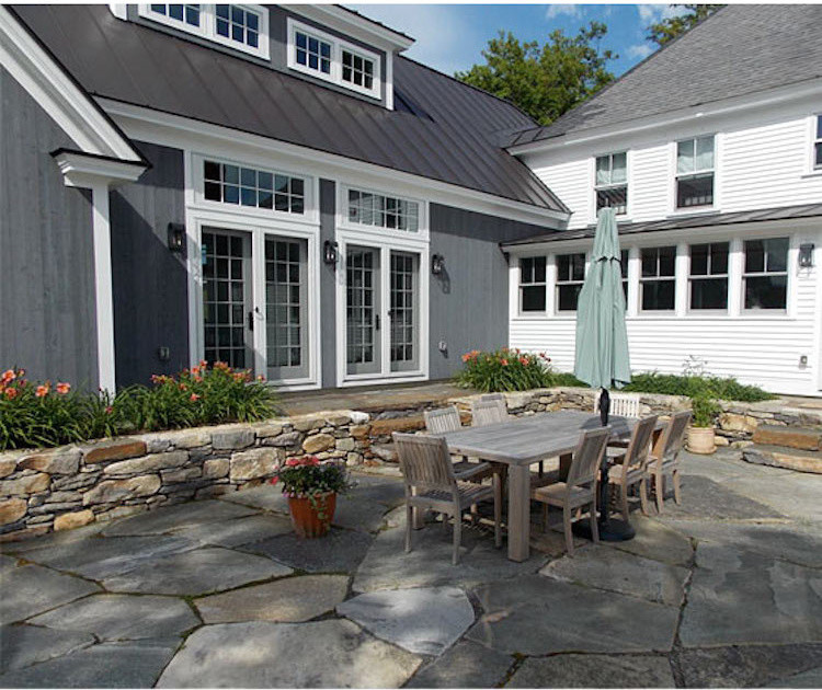 Foto di un ampio patio o portico classico con pavimentazioni in pietra naturale